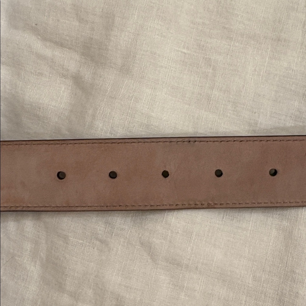 Gucci Black Leather Belt with Embossed Logo - Picture 3 of 5
